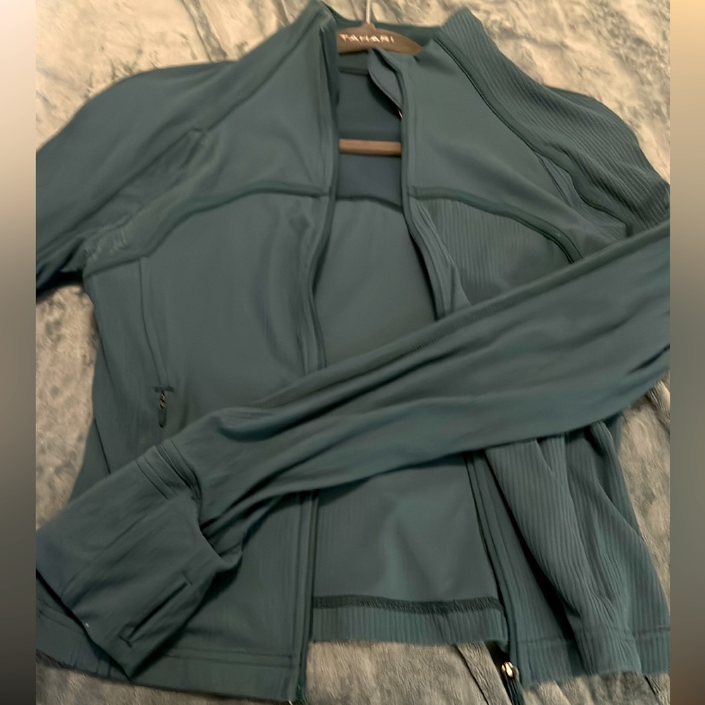 TEAL Lululemon cropped long sleeve zip up